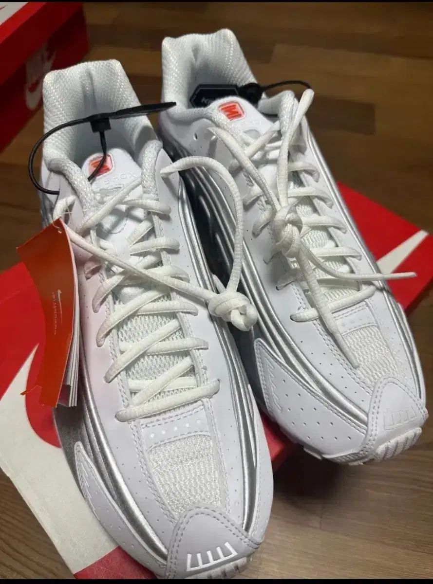 NIKE W SHOX R4 フローラル 28センチ ウィメンズサイズ NIKE W SHOX R4