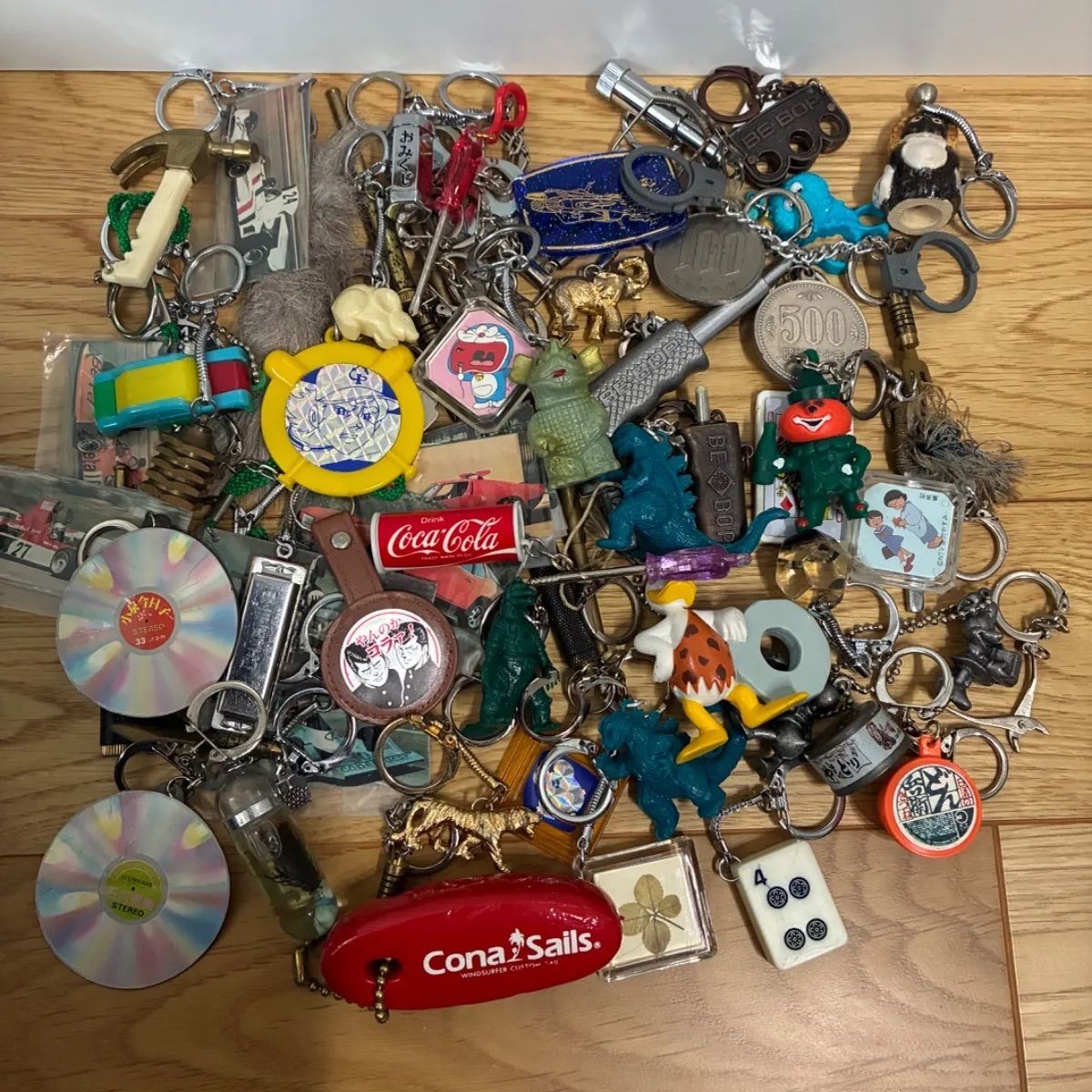 昭和レトロ キーホルダー等約70個まとめ売り アイドル コーラ 宇宙戦艦