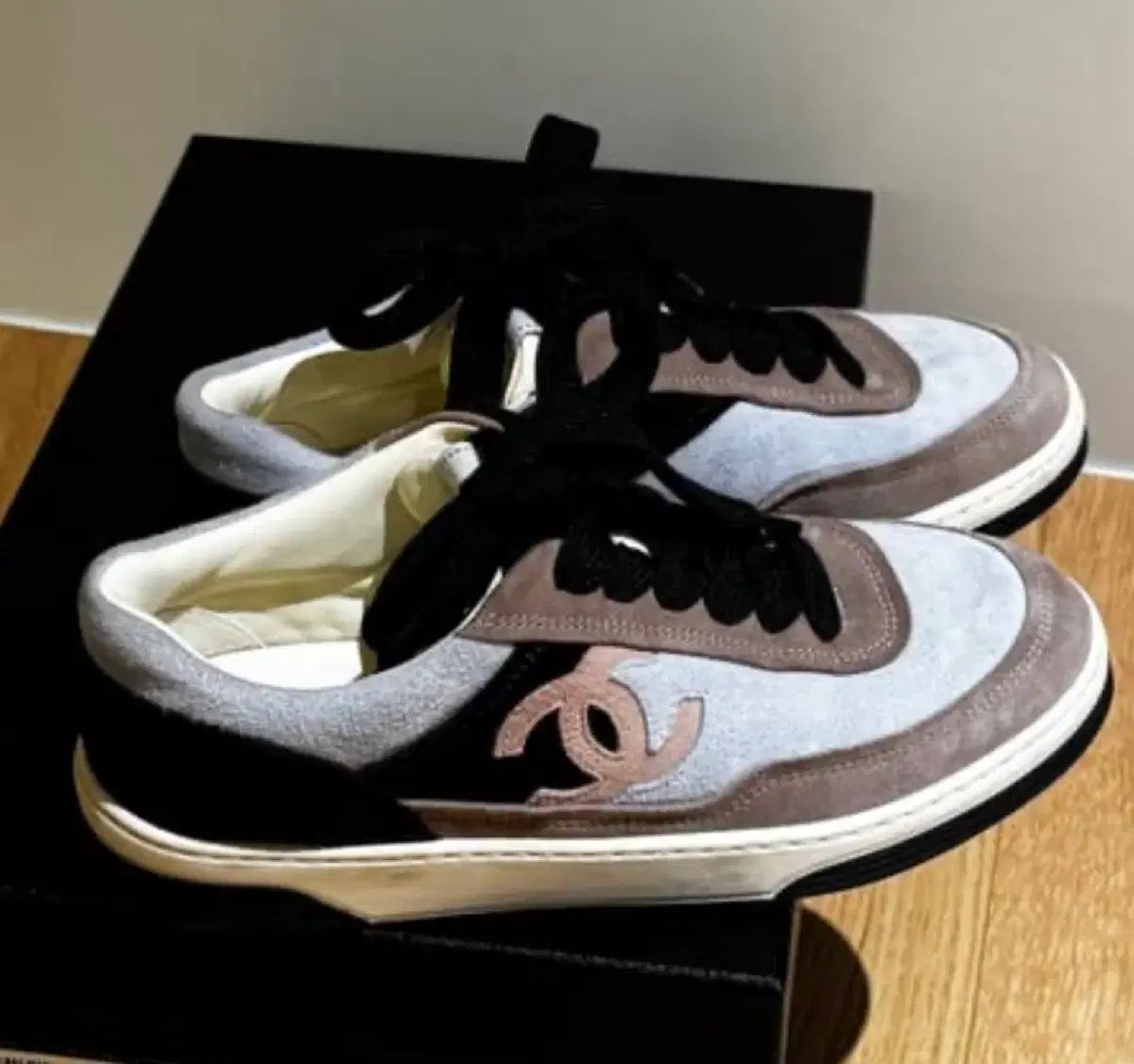 シャネル スウェード ロゴ スニーカー 35 5 - メルカリ