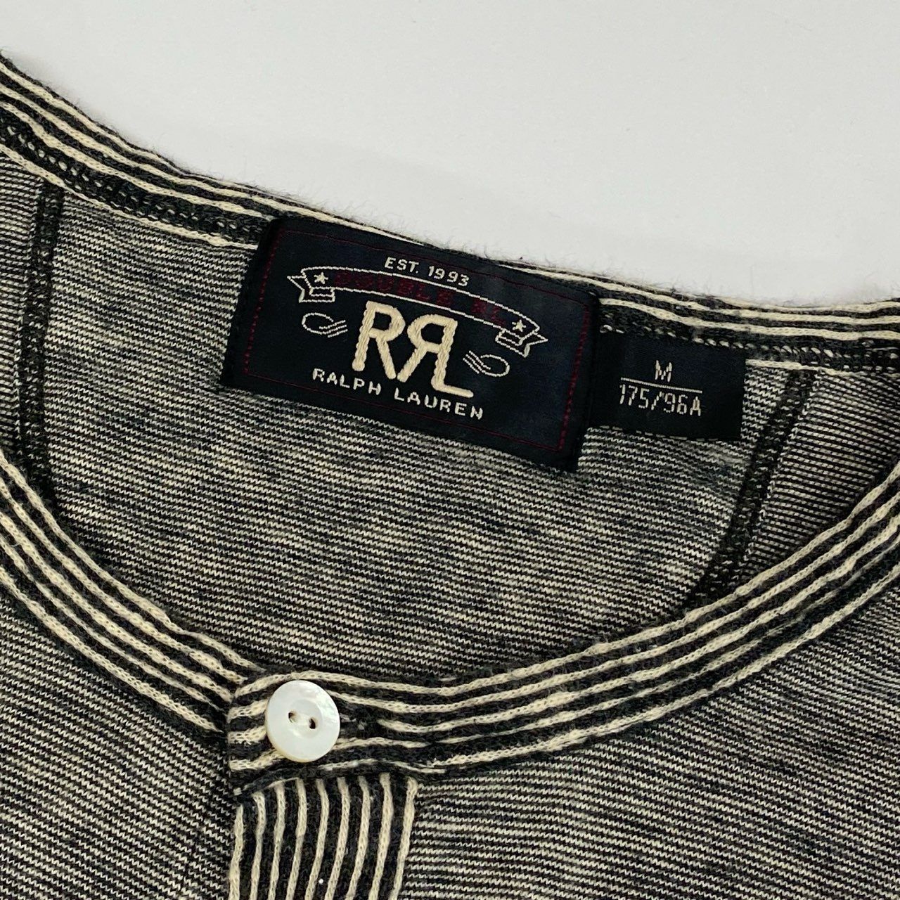 59b22 RRL ダブルアールエル ヘンリーネック カットソー 長袖Tシャツ メンズ 紳士服 サイズM グレー系 コットン100％u02t RRL &frasl; ダブルアールエル 貝ボタン ヘンリーネック 長袖 Ｔシャツ