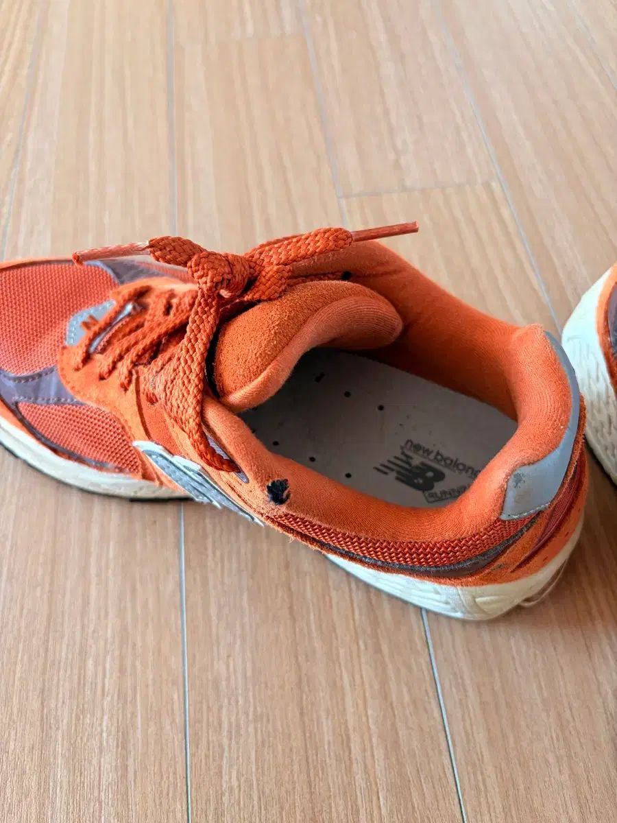 ニューバランス 2002R オレンジ ラスト オクサイド - メルカリ