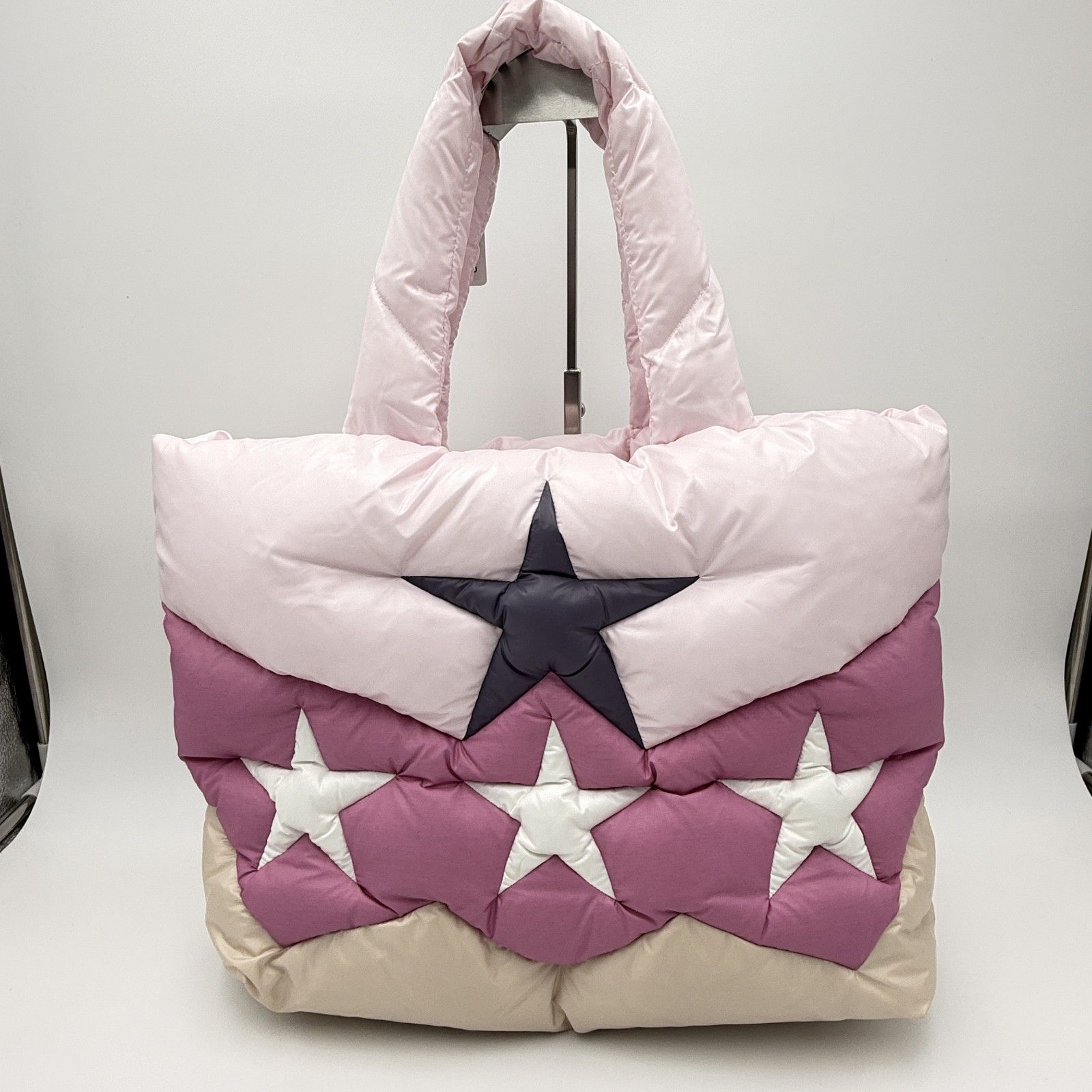 MIU MIU(ミュウミュウ)スター パデッド ナイロン トートバッグ MIU MIU(ミュウミュウ)スター パデッド ナイロン トートバッグ