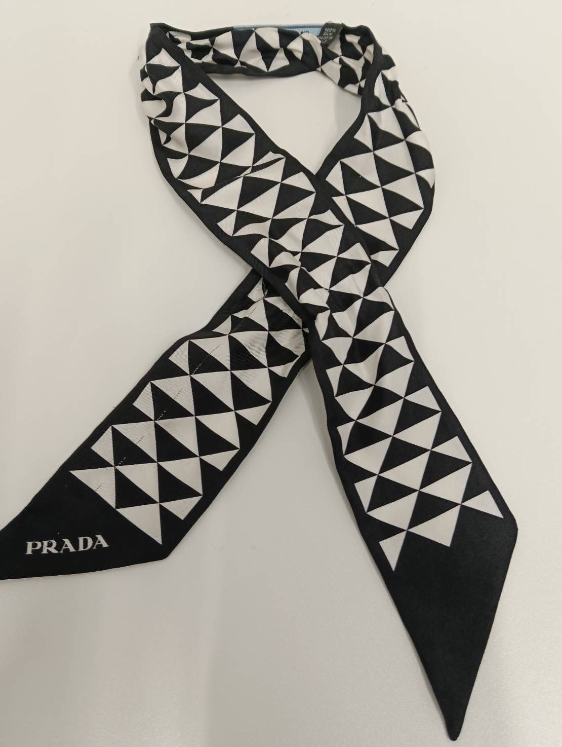 中古品】 PRADAプラダ 幾何学柄 シルクスカーフ ツイリー 黒ブラック