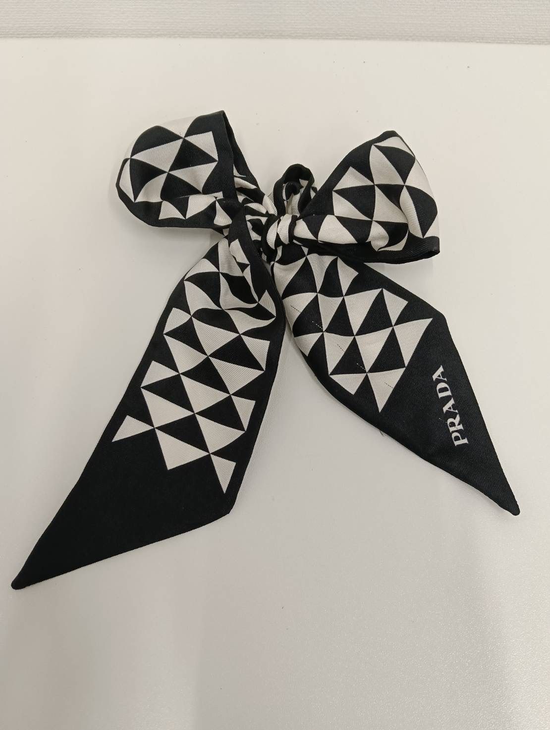 中古品】 PRADAプラダ 幾何学柄 シルクスカーフ ツイリー 黒ブラック