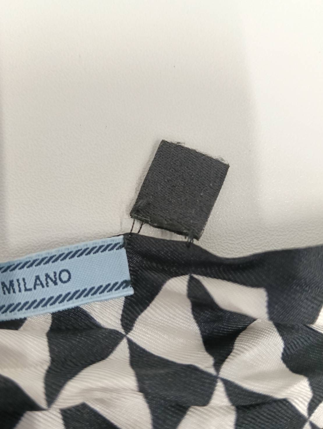 中古品】 PRADAプラダ 幾何学柄 シルクスカーフ ツイリー 黒ブラック