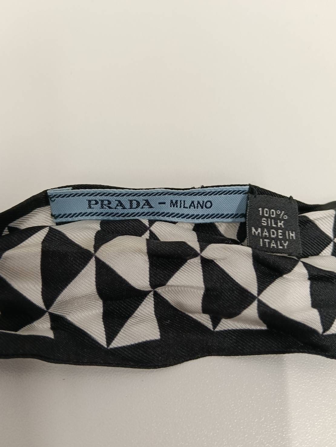 中古品】 PRADAプラダ 幾何学柄 シルクスカーフ ツイリー 黒ブラック