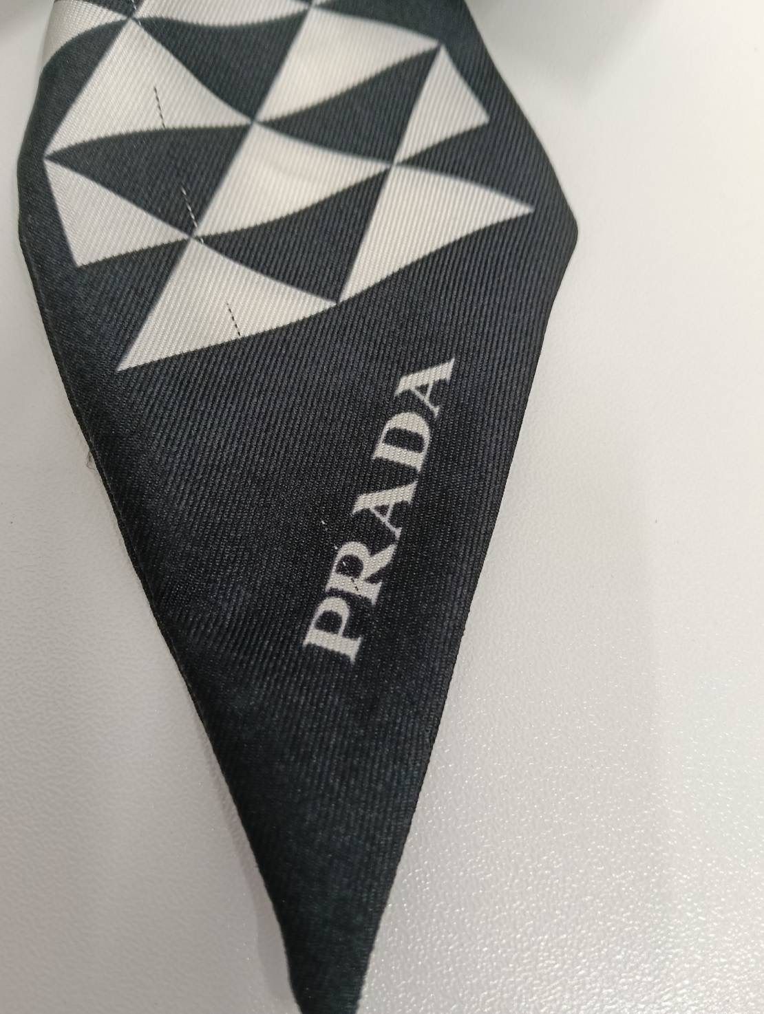 中古品】 PRADAプラダ 幾何学柄 シルクスカーフ ツイリー 黒ブラック