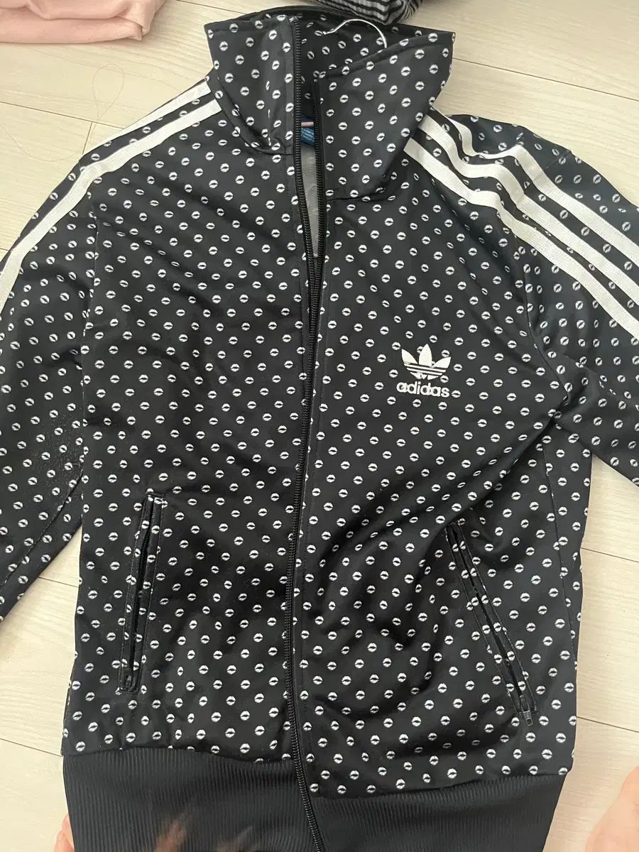 アディダス - メルカリ