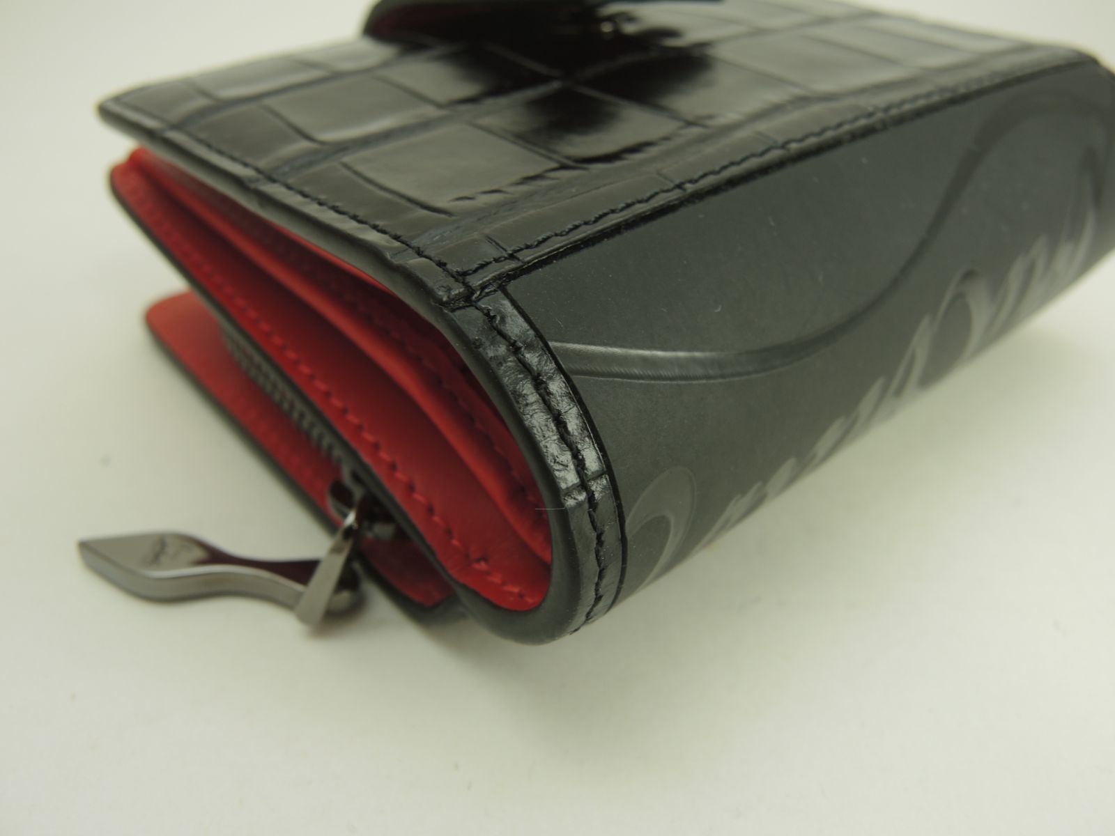 クリスチャンルブタン 2折財布 パロマ クロコ型押レザー黒赤