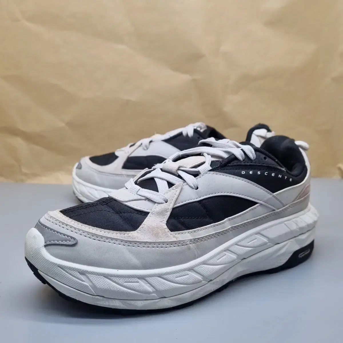 DESCENTE テイザー スニーカー 25センチ - メルカリ