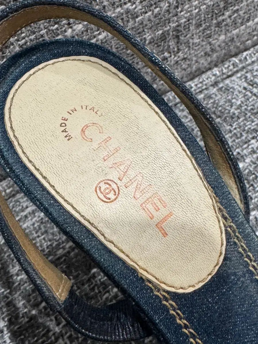 シャネル カメリア キャメル デニム ヒール 37 5 正規品 - メルカリ