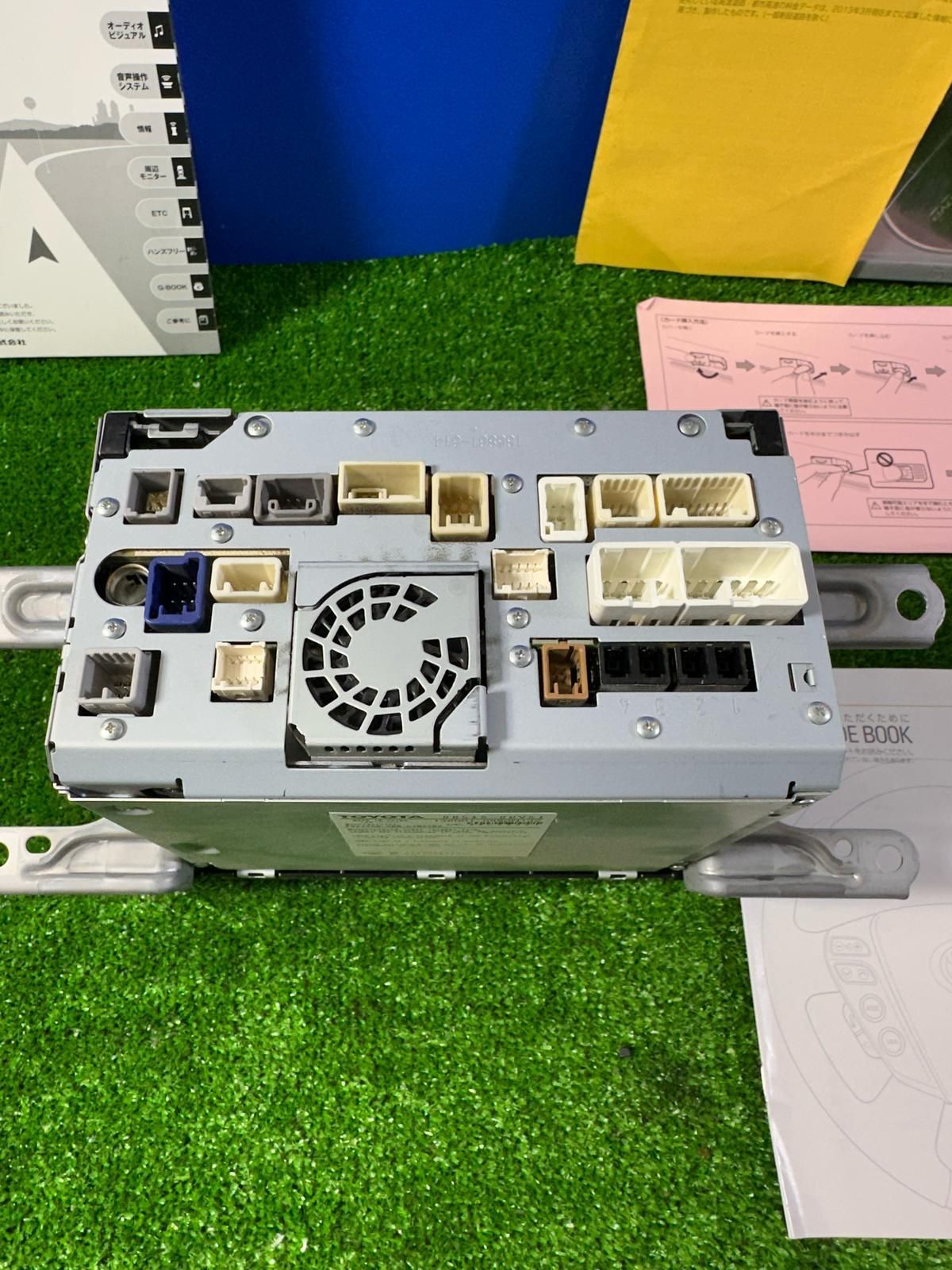 ZT-3588] トヨタ ナビ NSZT-W62G 地図：2013 Bluetooth内蔵 + 本 +