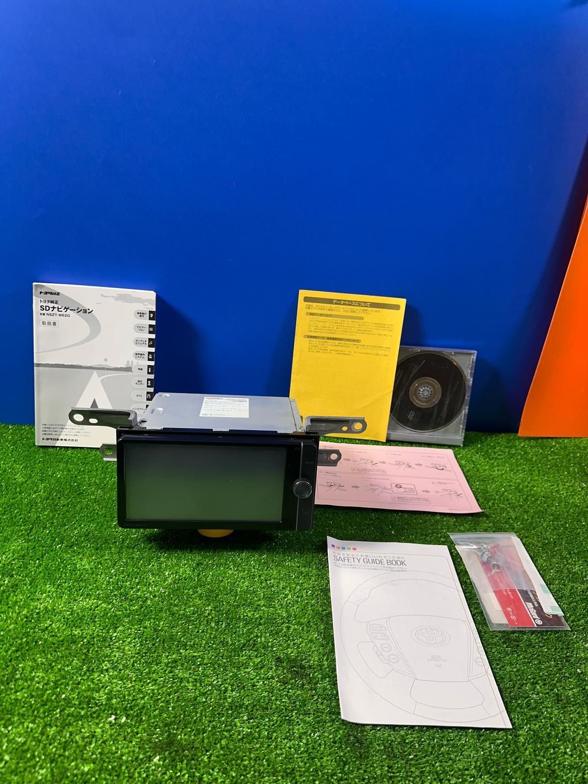 ZT-3588] トヨタ ナビ NSZT-W62G 地図：2013 Bluetooth内蔵 + 本 +