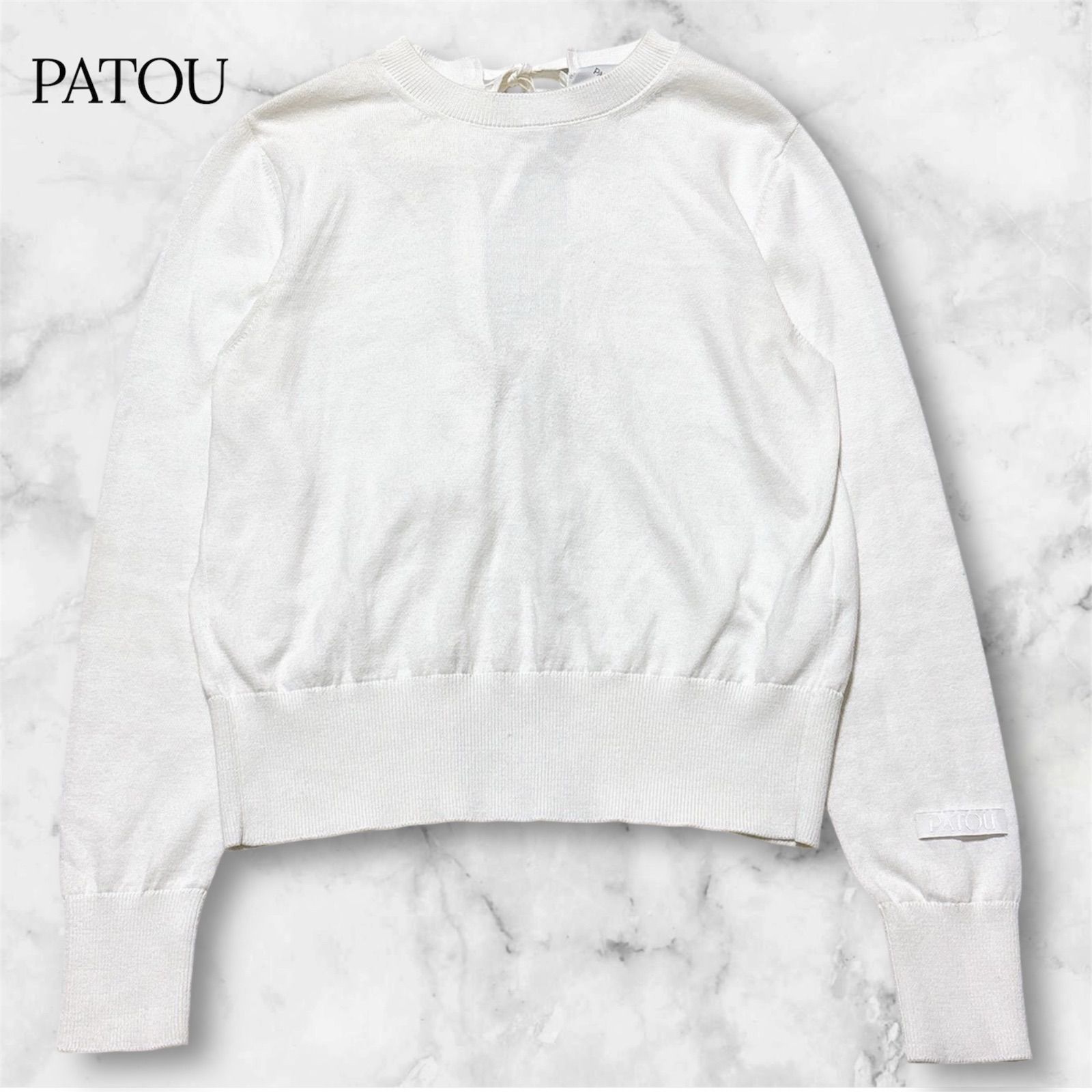 PATOU パトゥ バックリボン 後ろ姿がかわいい 薄手ニット Sサイズ ホワイト ロゴワッペン付 国内正規品 22SS グルッポタナカ セーター 大人可愛い 袖ロゴ オフィス使いにもお出かけにもおすすめ B1047