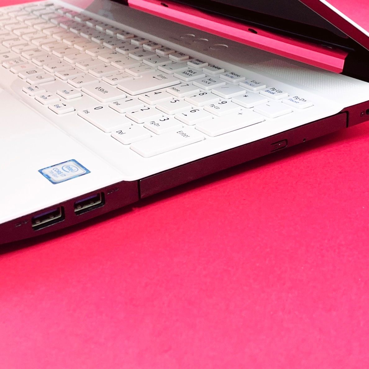バッテリー良好‼️ブルーレイ❣️Corei7✨️白ノートパソコン✨️大容量1TBカメラ Corei7！バッテリー良好 1TB ノートパソコン Windows11 カメラ