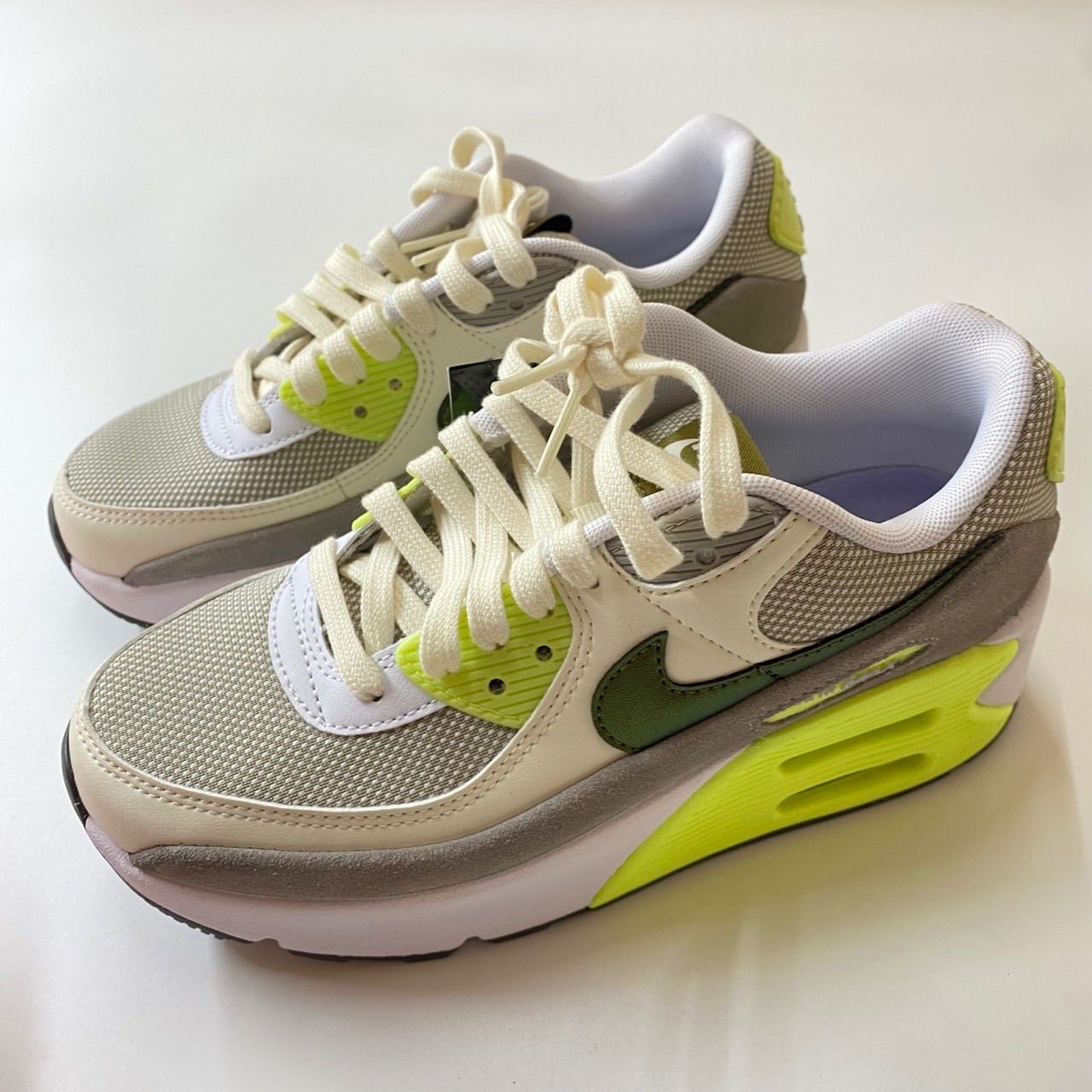 NIKE W AIR MAX 90 LV8 ナイキ エア マックス 90 LV8 グレー/ホワイト