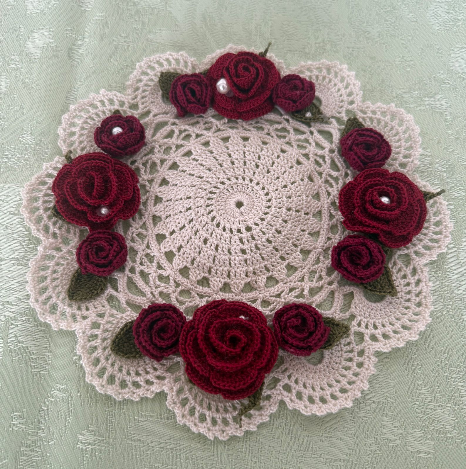 レース編み 真紅の薔薇とパールのドイリー - メルカリ