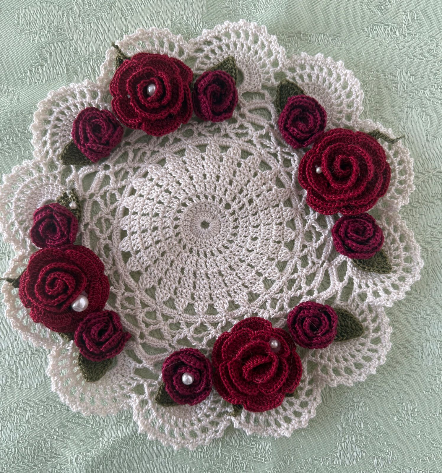 レース編み 真紅の薔薇とパールのドイリー - メルカリ
