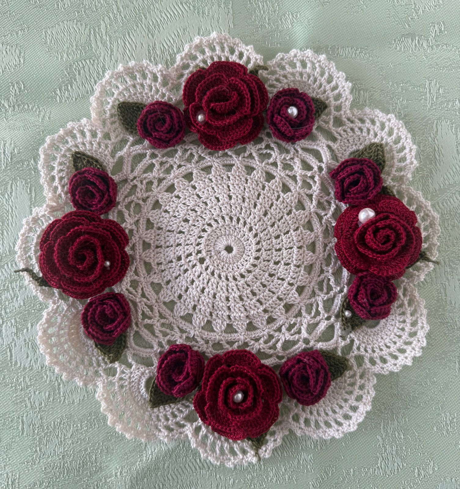 レース編み 真紅の薔薇とパールのドイリー - メルカリ