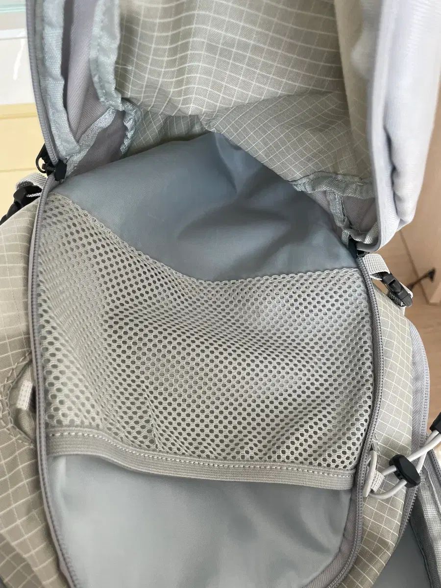ノイアゴー ナイロン デイリー バックパック ライト グレー バッグ