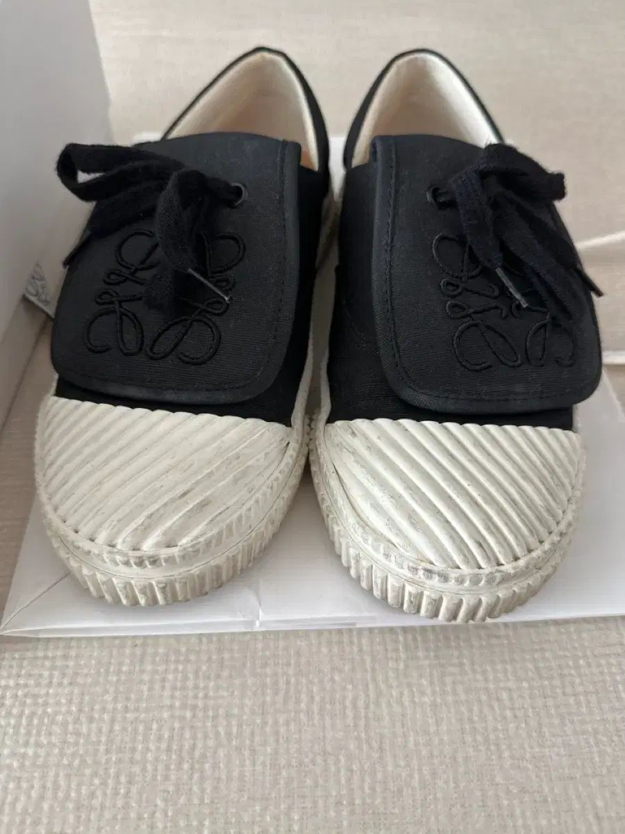 LOEWE アナグラム フラップ スニーカー - メルカリ