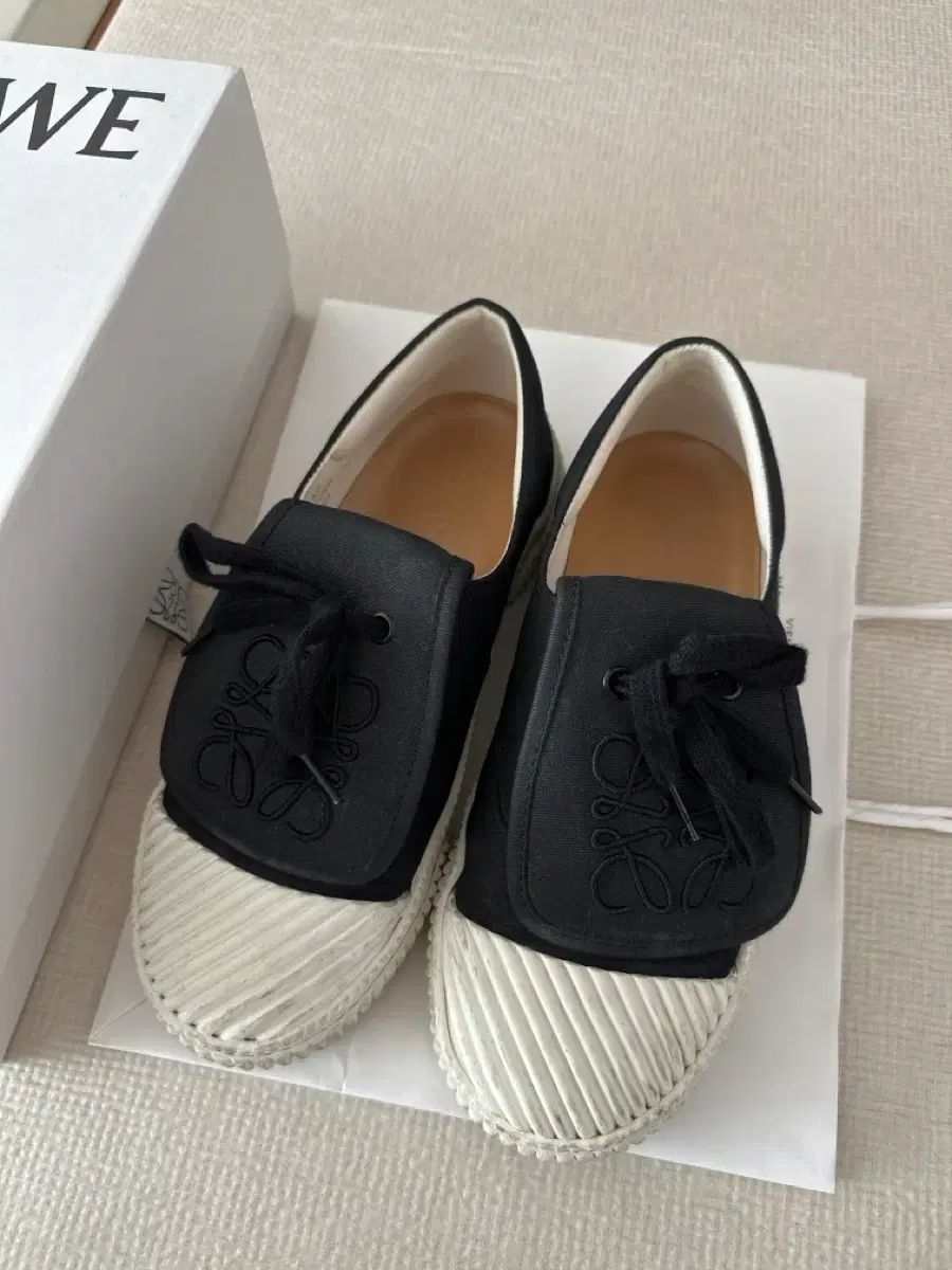 LOEWE アナグラム フラップ スニーカー - メルカリ
