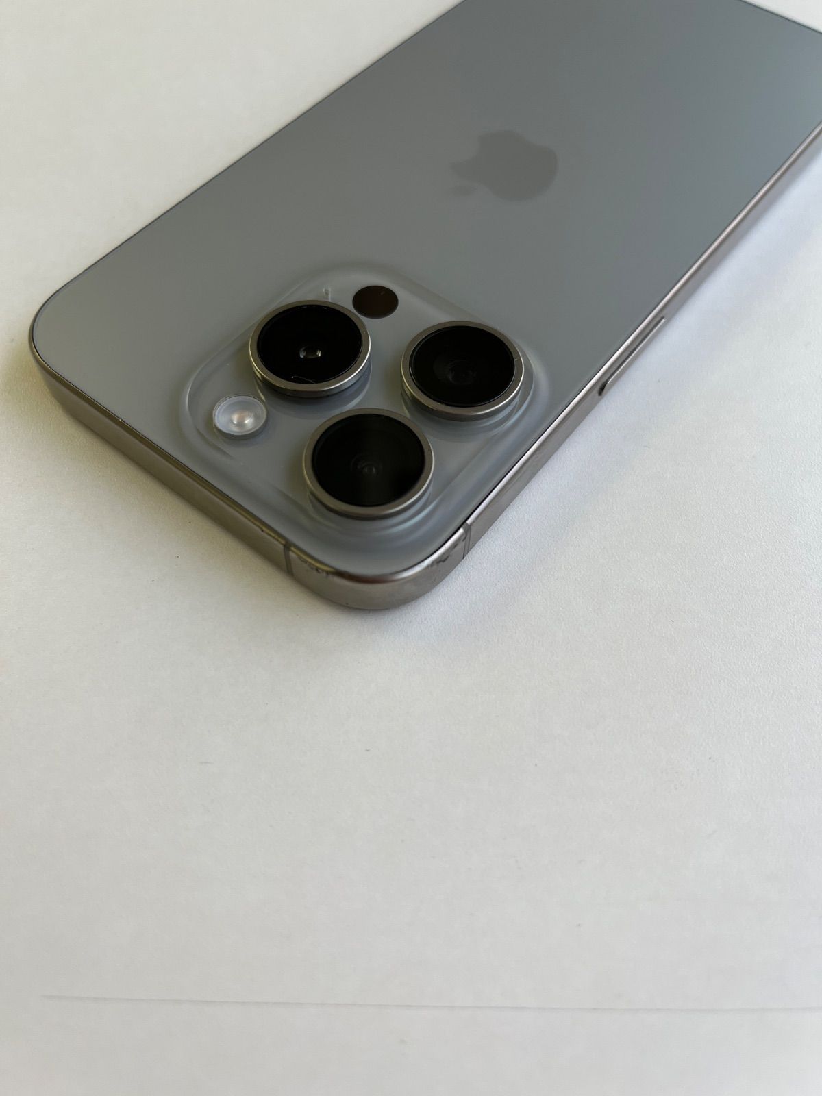 美品 iPhone 15 Pro 128GB ナチュラルチタニウム バッテリー100