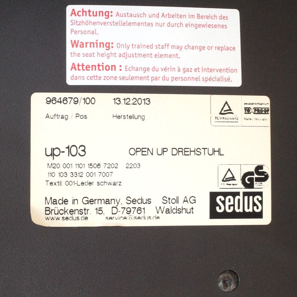 UP 肘付きオフィスチェア