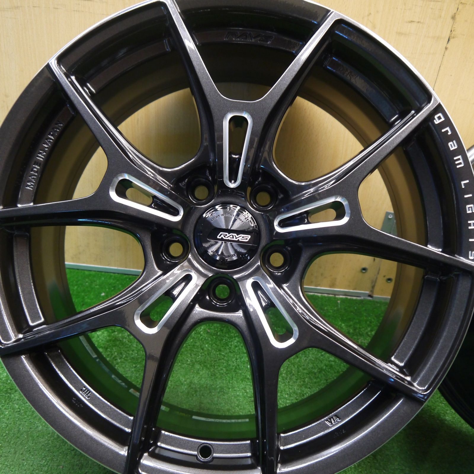 送料無料] 未使用！付属品付き☆RAYS gram LIGHTS 57FXZ 18インチ 