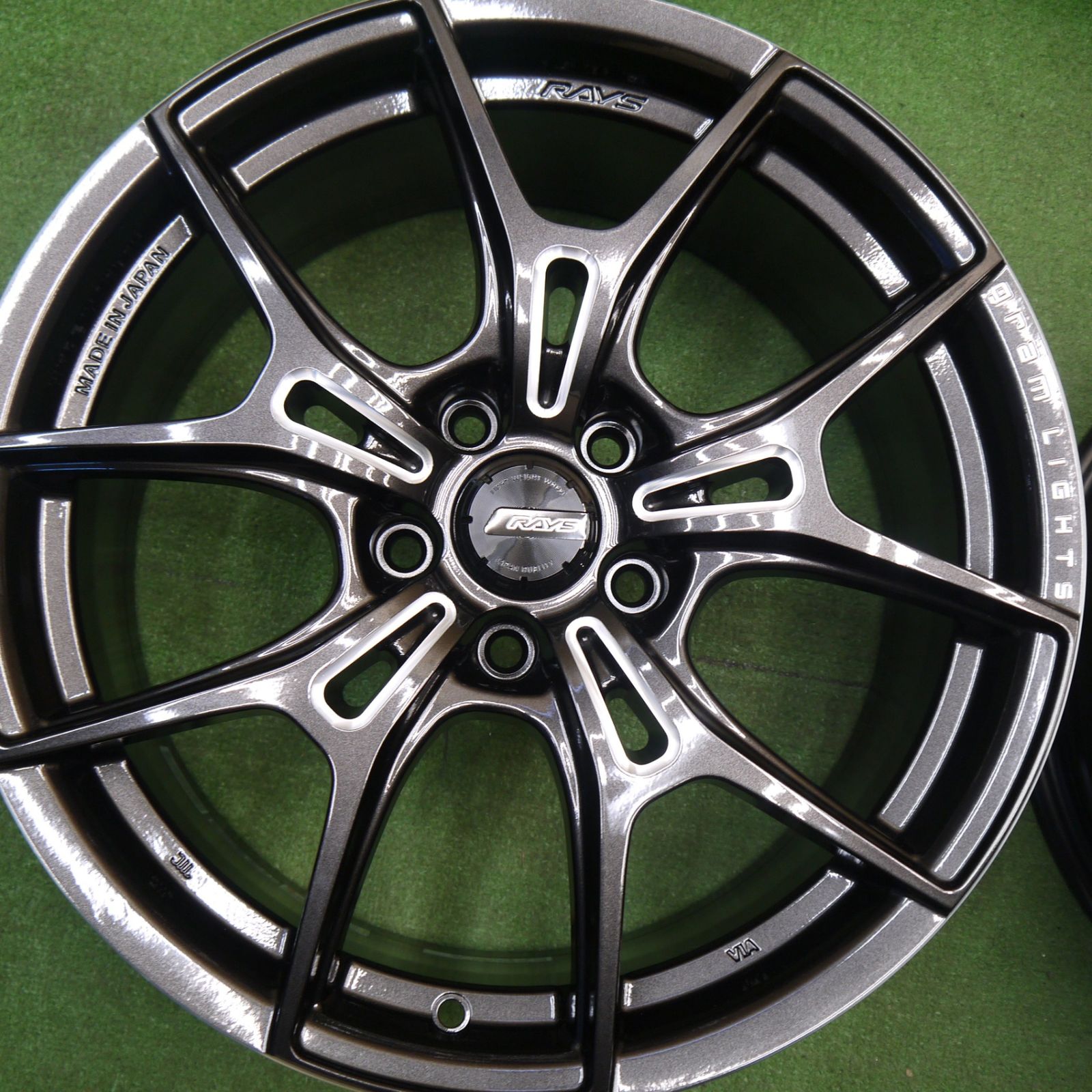 送料無料] 未使用！付属品付き☆RAYS gram LIGHTS 57FXZ 18インチ