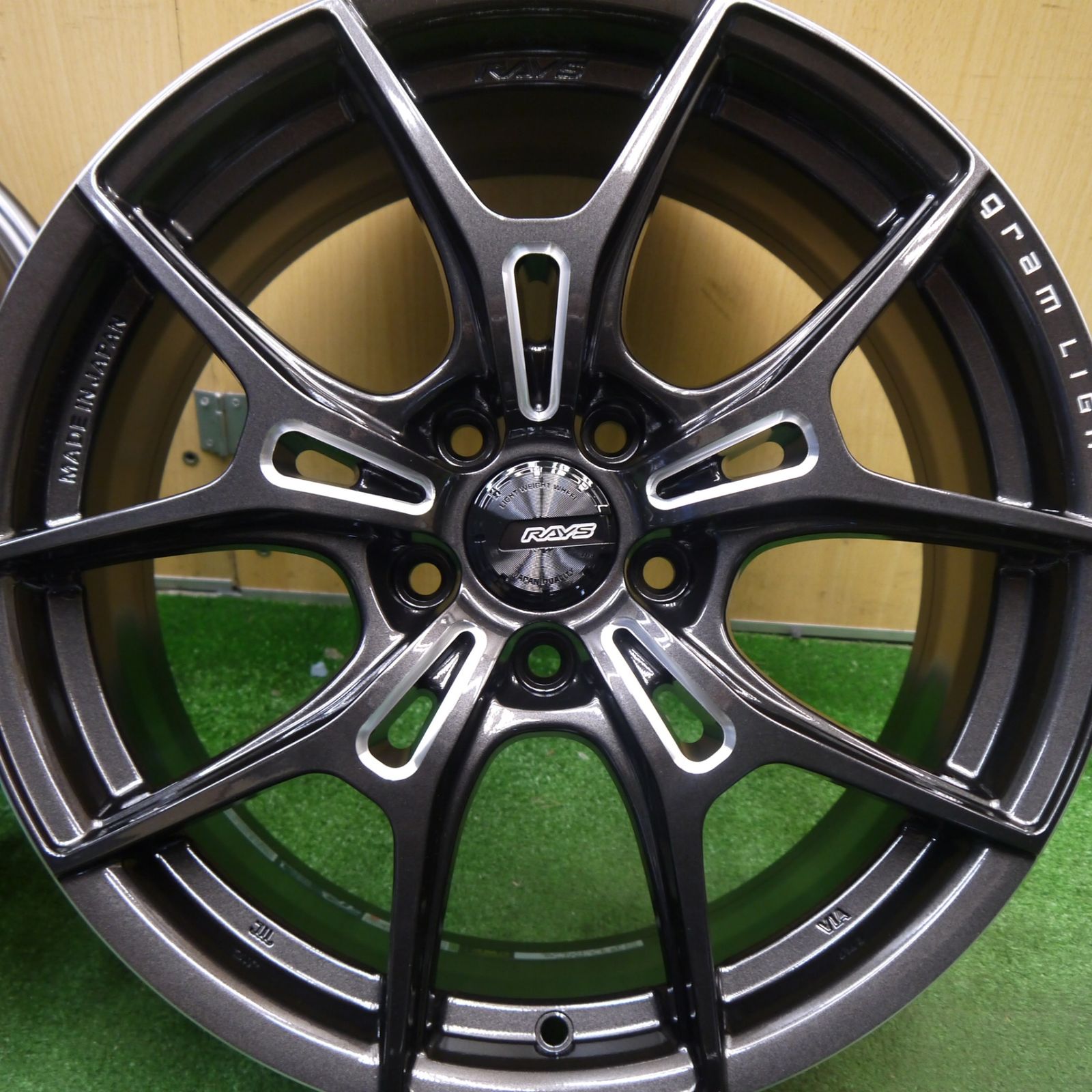 送料無料] 未使用！付属品付き☆RAYS gram LIGHTS 57FXZ 18インチ 