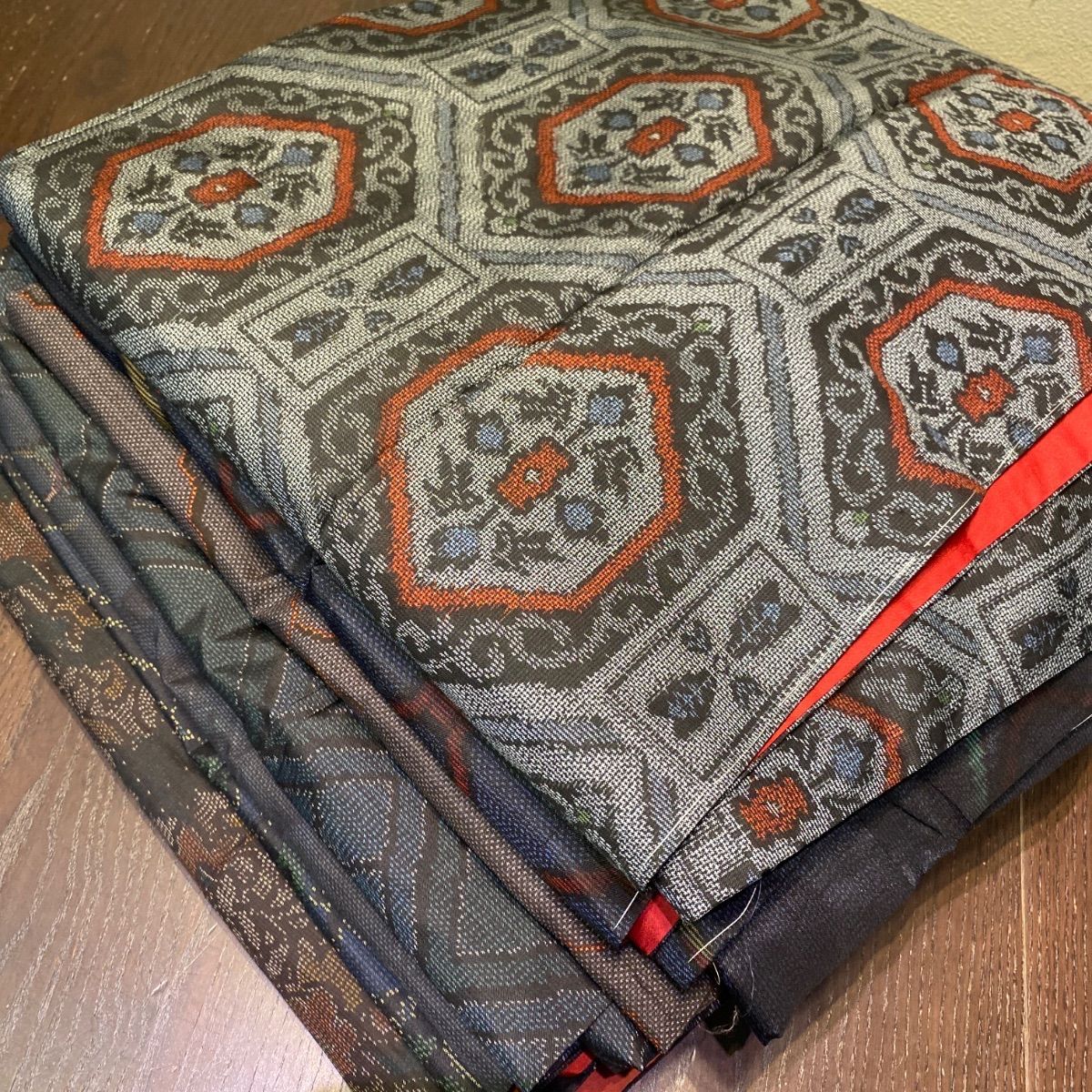 まとめ売り】正絹大島紬7枚 リメイク素材 ハンドメイド向け - メルカリ