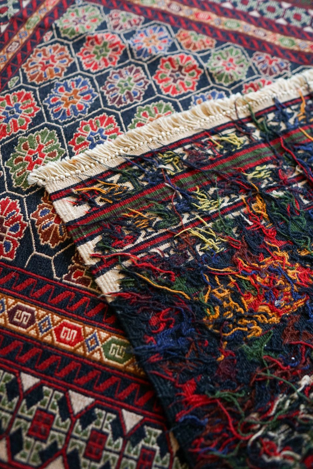 ペルシャ手織りキリム シルジャン産 ソマック織り 138×89cm トライバル