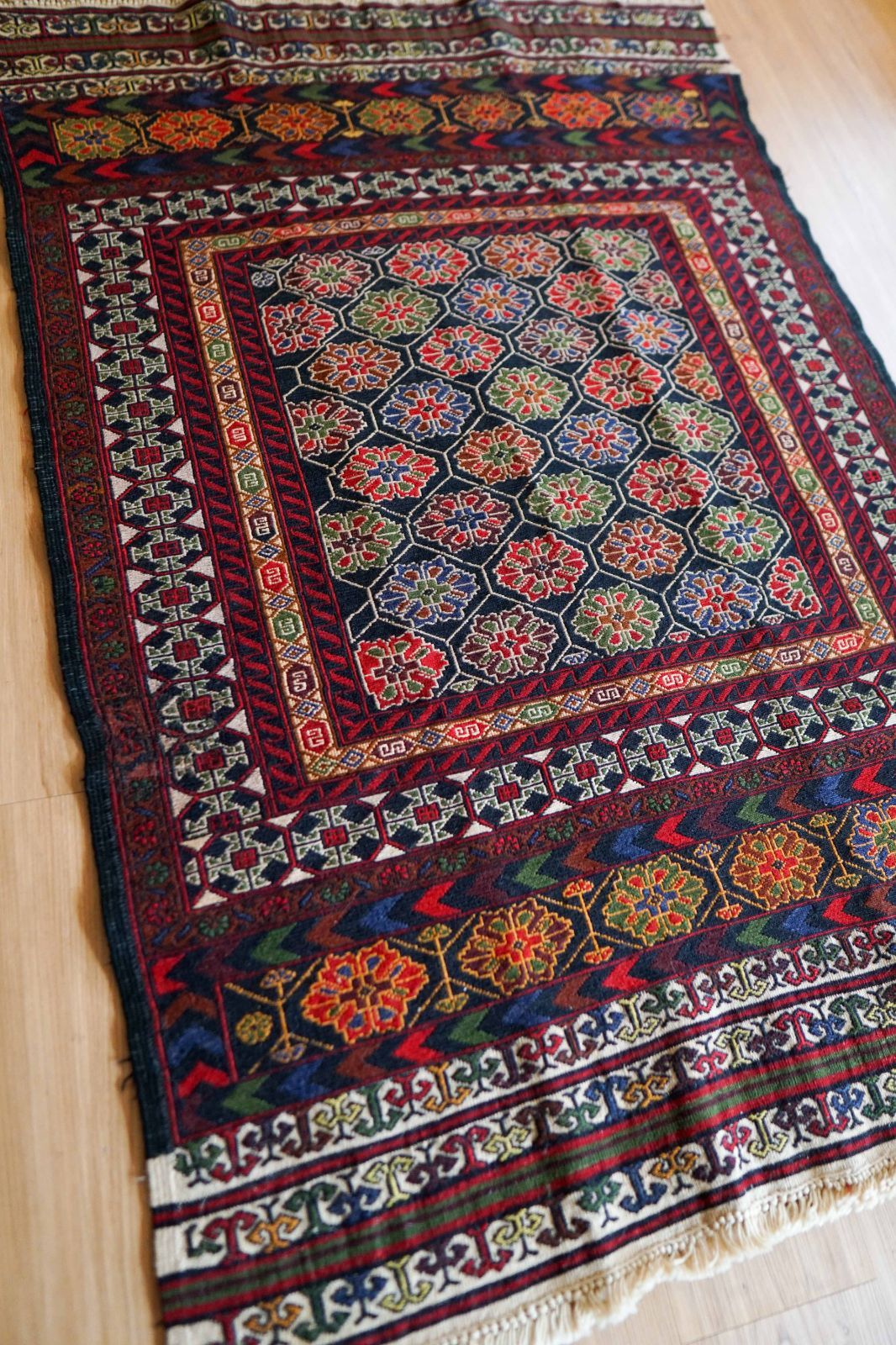 ペルシャ手織りキリム シルジャン産 ソマック織り 138×89cm トライバル