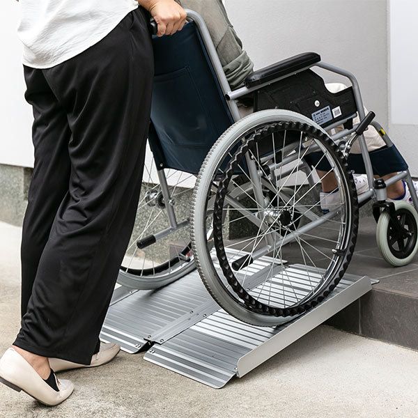 スロープ 車椅子用 幅72.5cm 軽量 折りたたみ アルミ製 （ 段差 アルミスロープ 屋外用 玄関 駐車場 段差解消スロープ 車いす 段差プレート 段差対策 アルミ 高さ5.5cm 滑り止め 介護用品 安全対策 車椅子 ）)