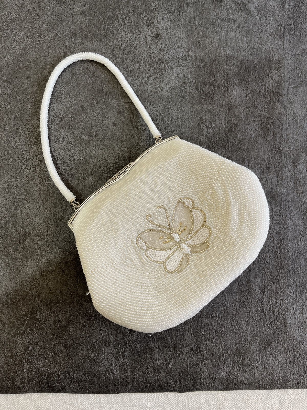 フォーマルバック ビーズ総刺繍 がま口バッグ ホワイト 蝶々のデザイン