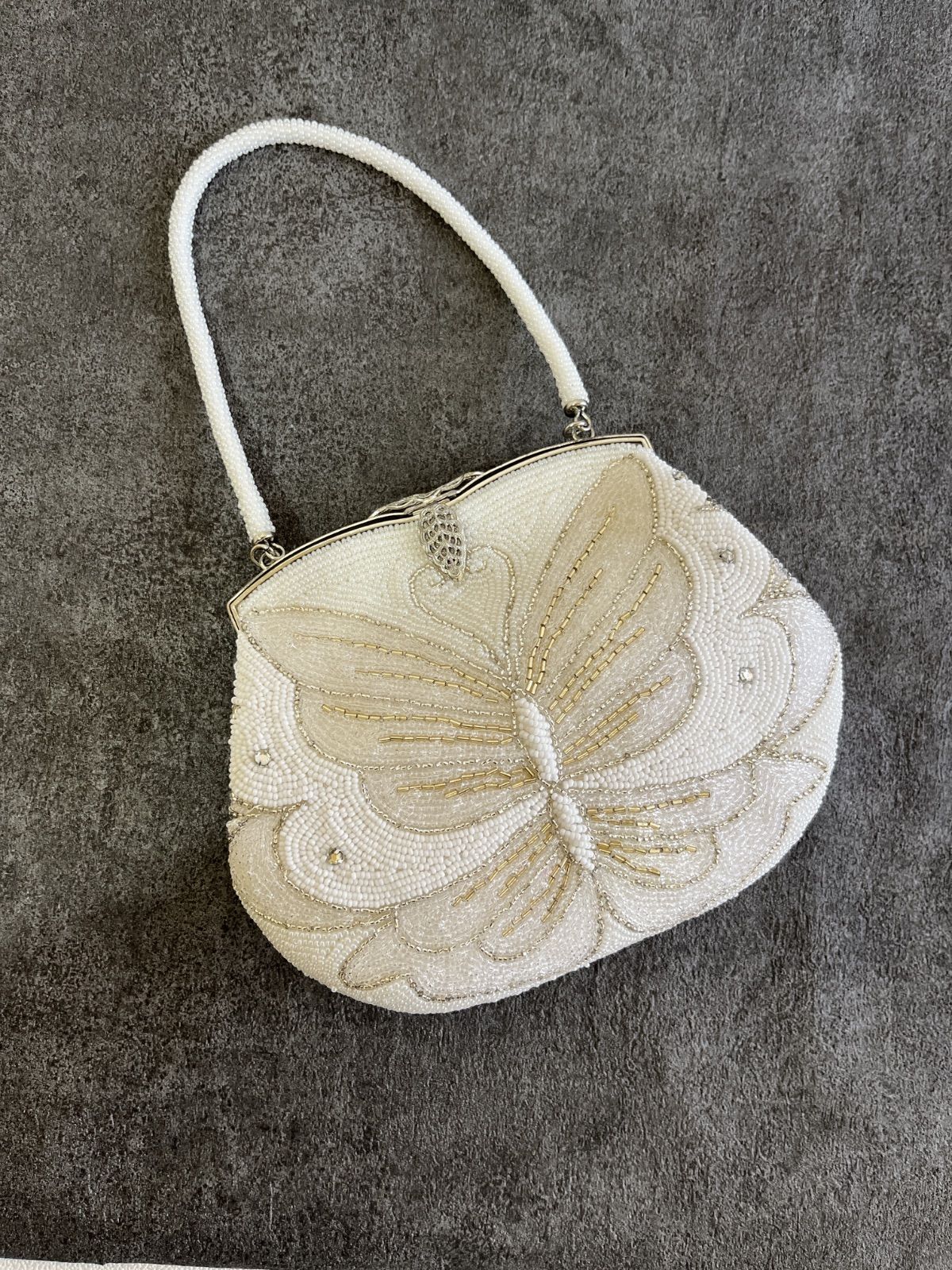 フォーマルバック ビーズ総刺繍 がま口バッグ ホワイト 蝶々のデザイン