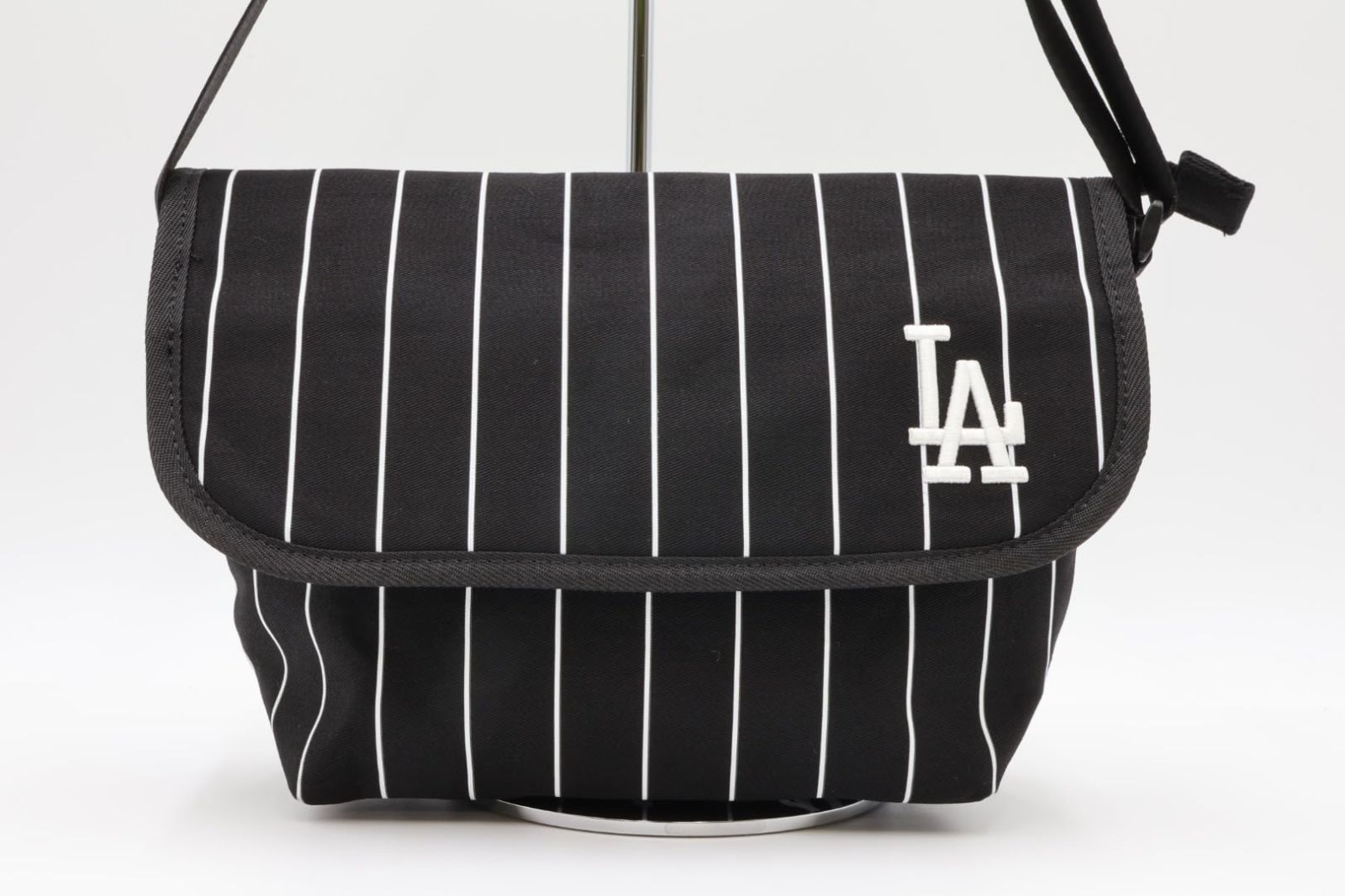 特価商品】ストライプメッセンジャーバッグ - メルカリ