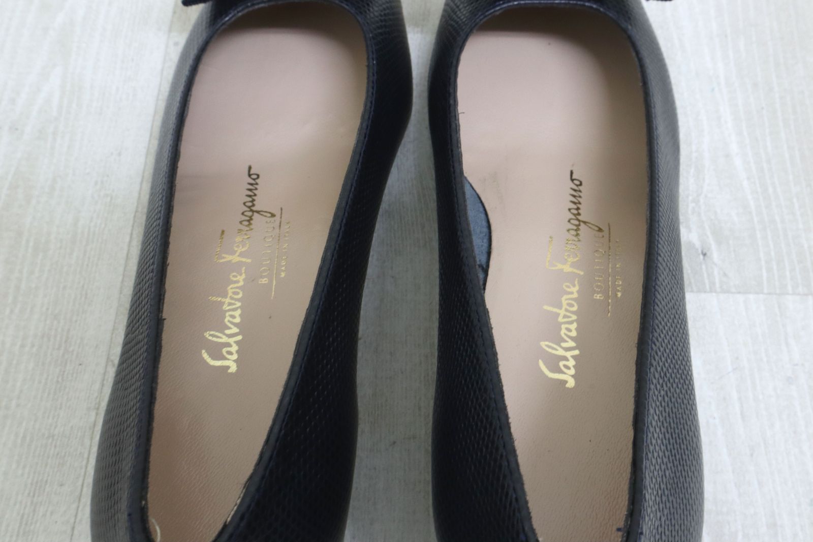 未使用品 Salvatore Ferragamo リザード 型押し ヴァラ リボン レザー