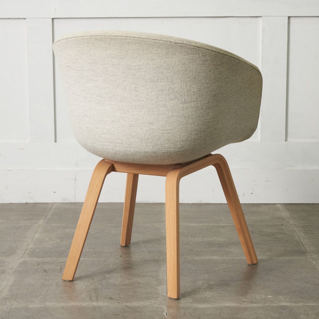 【！送料別！】 HAY  ヘイ ABOUT A CHAIR アームチェア ダイニングチェア オーク アバウト ア チェア 肘掛け 椅子 無垢材 ファブリック張り 木製 95336 HAY ヘイ ABOUT A CHAIR アームチェア ダイニングチェア オーク