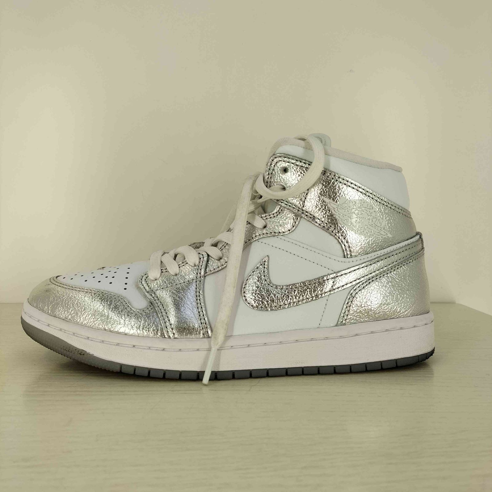 ジョーダンブランド JORDAN BRAND Women's Air Jordan 1 Mid SE Metallic Silver メンズ JPN：26 