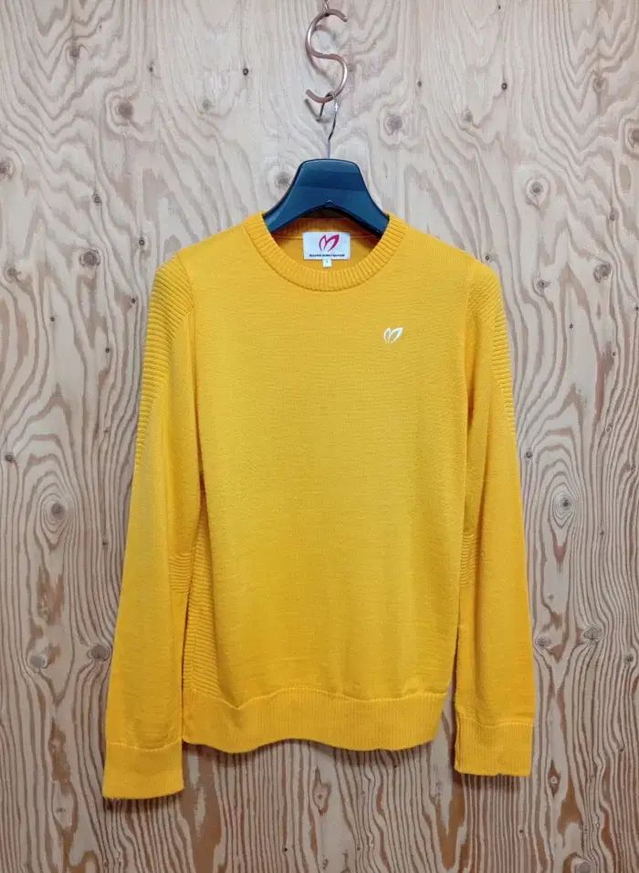 マスターバニーエディション イエロー クルーネック セーター - メルカリ
