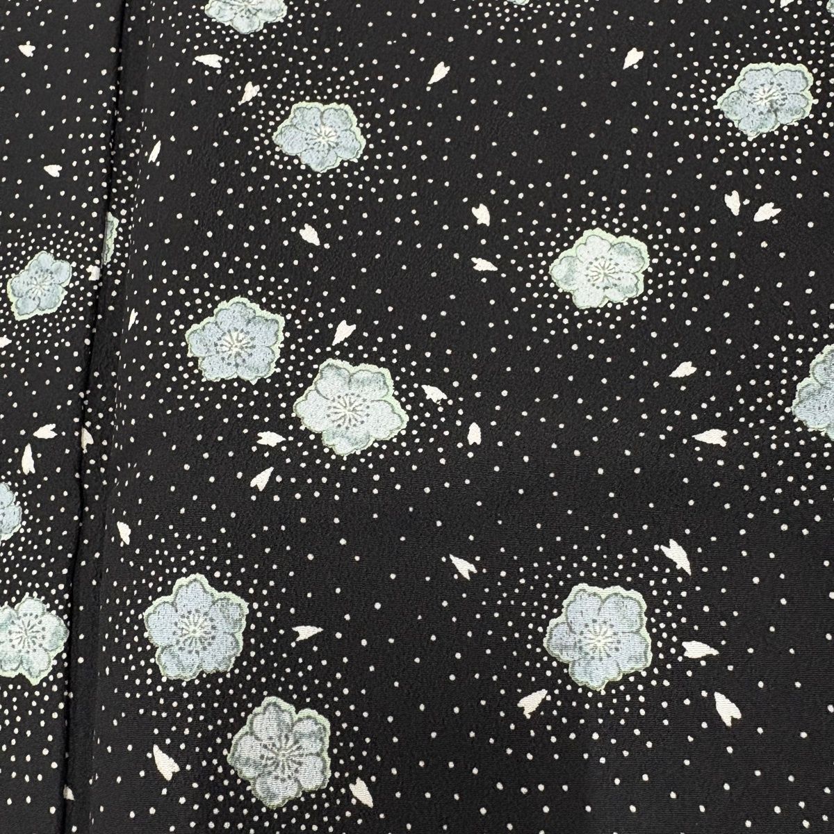 美品】 小紋 身丈163.5cm 裄丈66.5cm M 袷 洗える着物 桜 花びら 黒