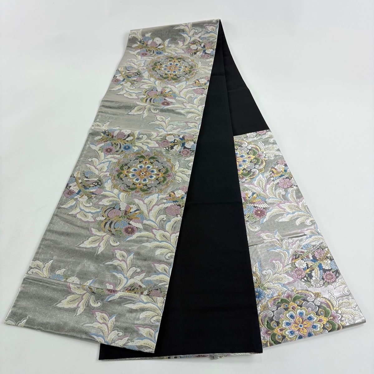 袋帯 秀品 彫装飾唐草麗華文 振袖向き 華文 花鳥 箔 金銀糸 銀色 六通