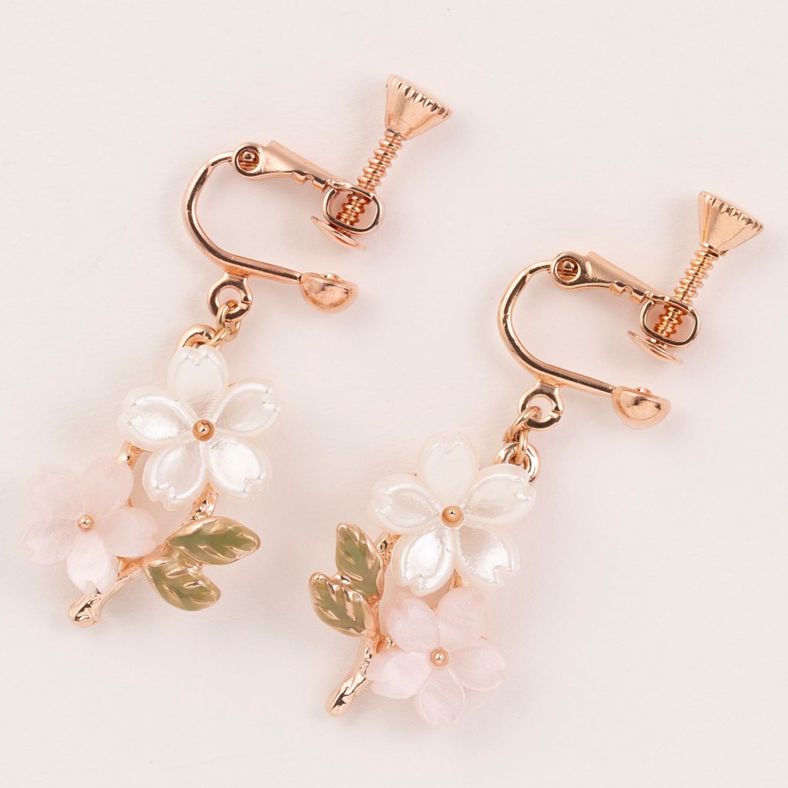 淡いピンクとホワイトの桜をモチーフにした イヤリング ニッケルフリー