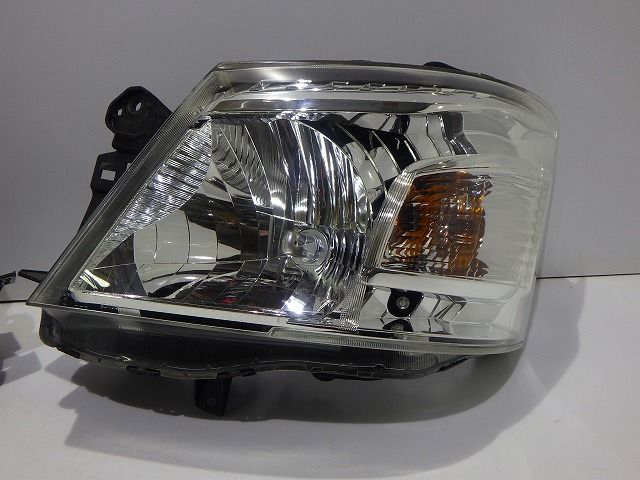 あいた様 キャラバン NV350 ヘッドライト左右 ハロゲン E26 前期 H021 26060
