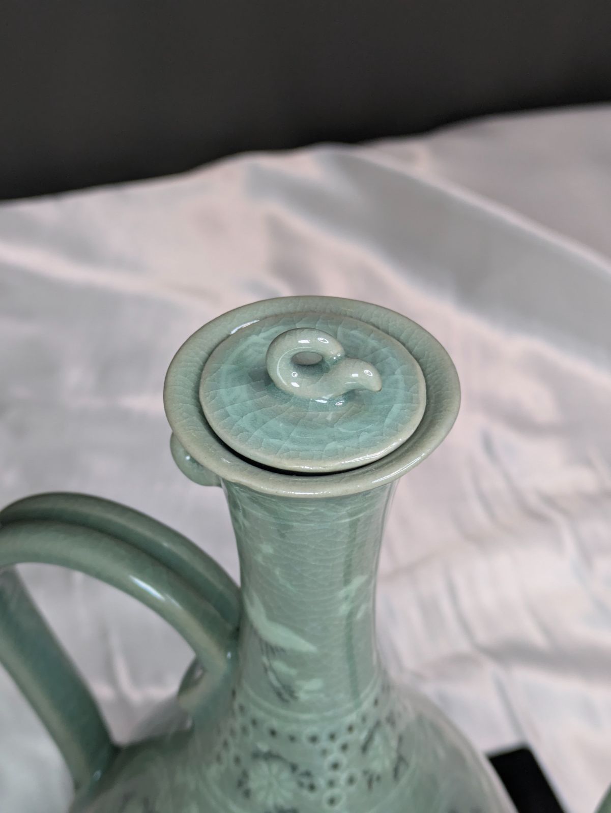 泉作 高麗青磁 菊花雲鶴文 水注 翡翠色 貫入 共箱付 デッドストック