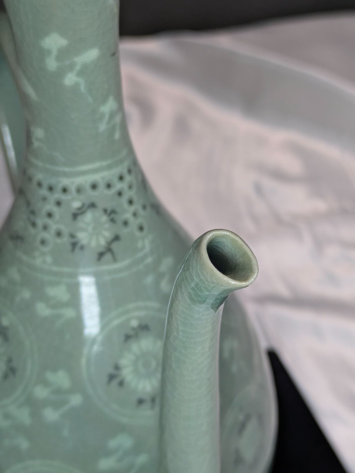 泉作 高麗青磁 菊花雲鶴文 水注 翡翠色 貫入 共箱付 デッドストック