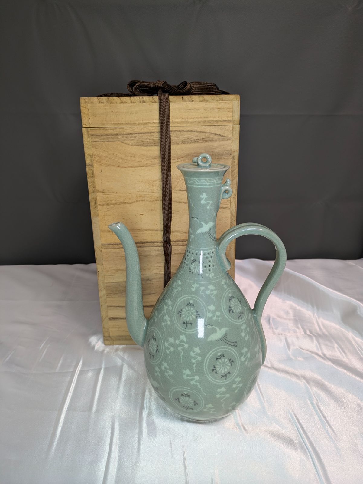 泉作 高麗青磁 菊花雲鶴文 水注 翡翠色 貫入 共箱付 デッドストック