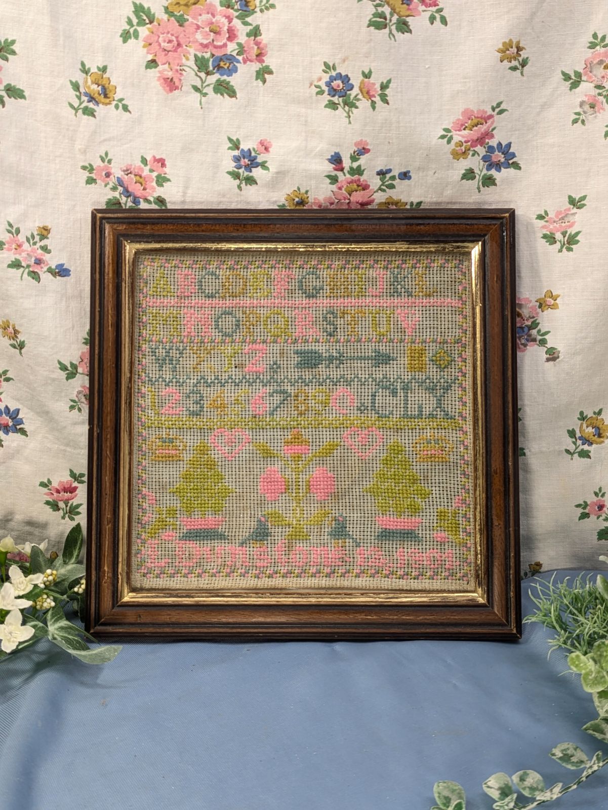 イギリス アンティーク 1901年 制作 刺繍額 スクールサンプラー - メルカリ